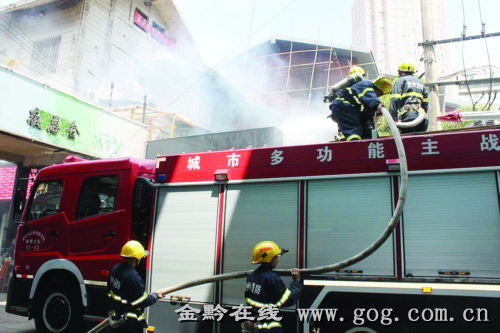 会所装修引发大火四邻遭殃 消防扑灭大火/图