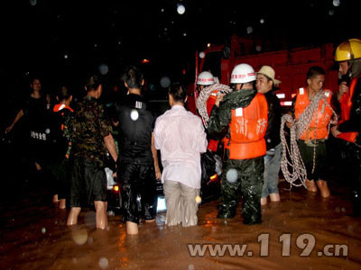 强降雨袭击山城 恩施消防紧急疏散300人