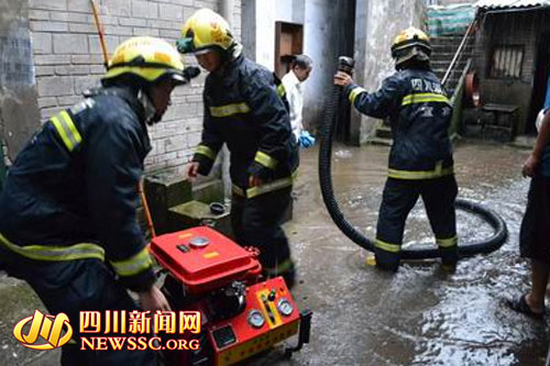 宜宾突降暴雨民防积水 消防抽水解民忧