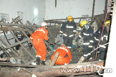 画室房顶垮塌 重庆九龙坡消防搜救被困者[图]