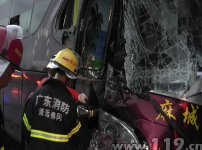 京港澳高速大撞车车门卡死 佛冈消防勇救38人