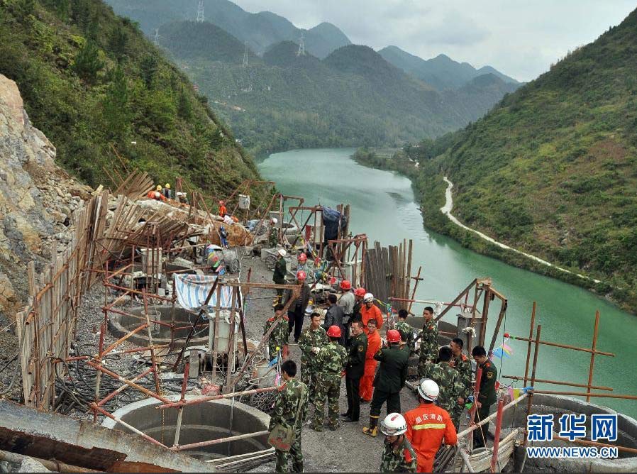 江边巨石垮塌 重庆消防30米深井成功救人