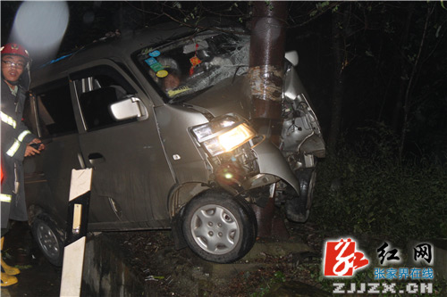 雨天路滑酿车祸三人被困 源消防及时救援/图