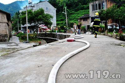 庵堂失火危及山林 消防铺400米水带灭火