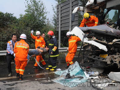 太旧高速3车追尾12人被困 消防紧急救援