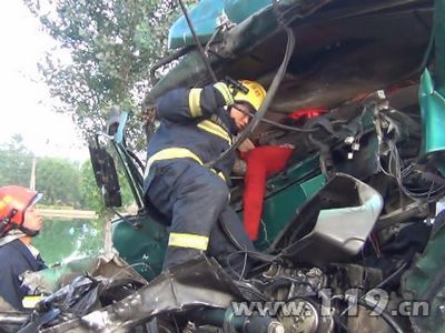 半挂车严重追尾货车 扬州消防紧急救援