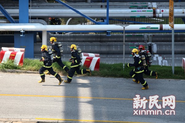 化工区内冒浓烟 44辆消防车300余人出动