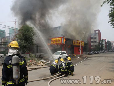 饭店起火烧塌屋顶 消防疏散200余群众/图