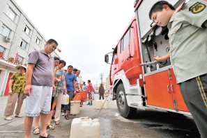 居民因水箱损坏断水5天 消防队为群众救急