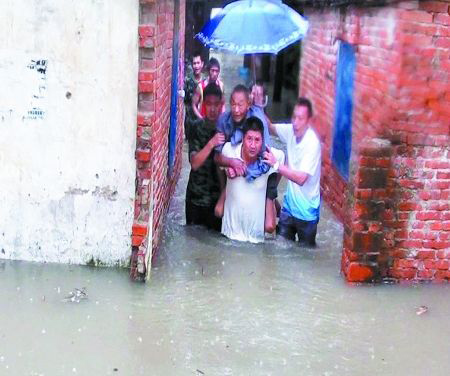 信阳暴雨导致内涝 消防深水救被困群众