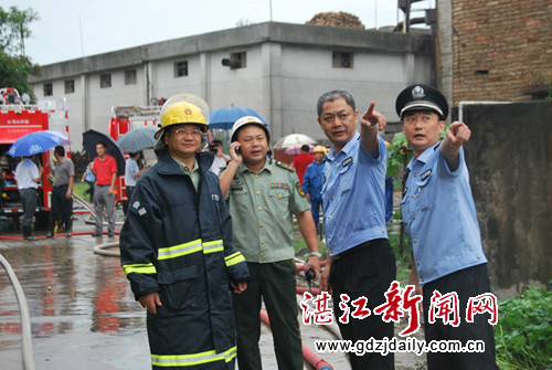 酒精罐遭雷击引发大火 消防成功处置