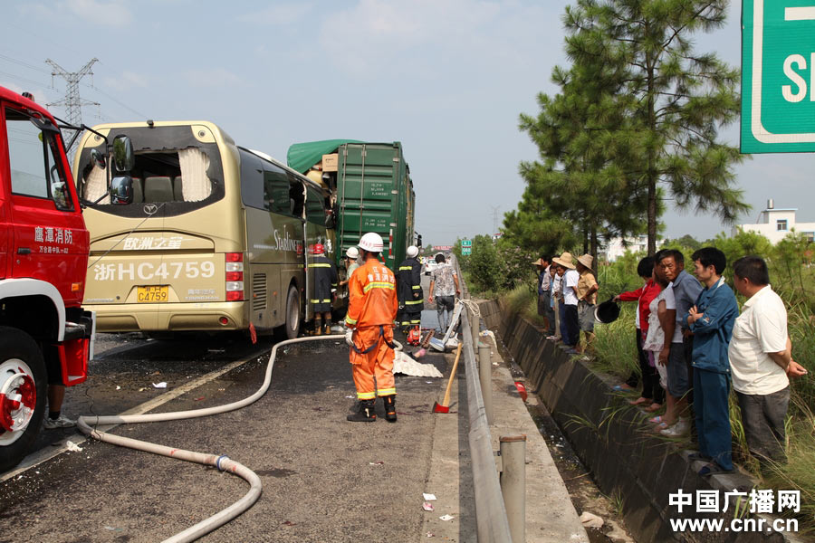 沪昆高速江西鹰潭段两车追尾 28人受伤