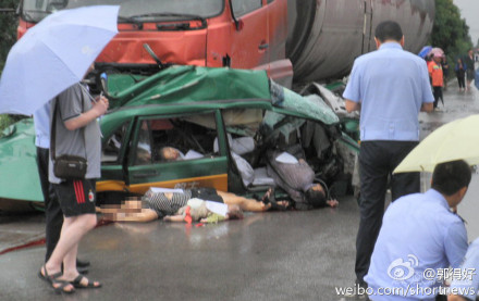 一家七口乘一辆出租车 路遇车祸8人遇难/图