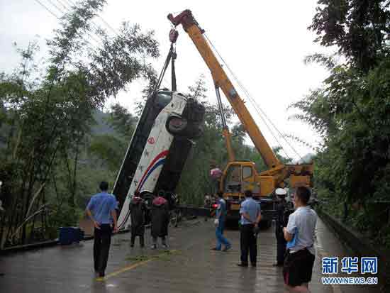 四川汉源暴雨致山体滑坡落下巨石事故现场