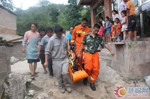 村民不慎跌入洞穴生命危急 消防急救/图