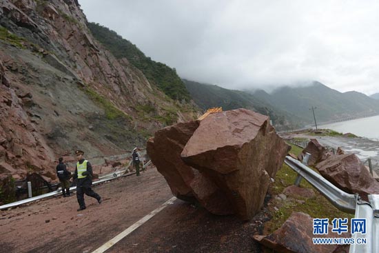 四川汉源暴雨致山体滑坡落下巨石事故现场