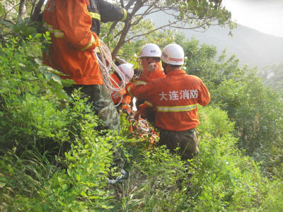 驴友探险30米山坡滚落 消防搭人梯救助