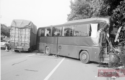 旅游大巴追尾大货车 导游遭碾不幸身亡