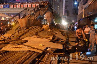 组图：闹市脚手架垮塌 重庆消防救伤员