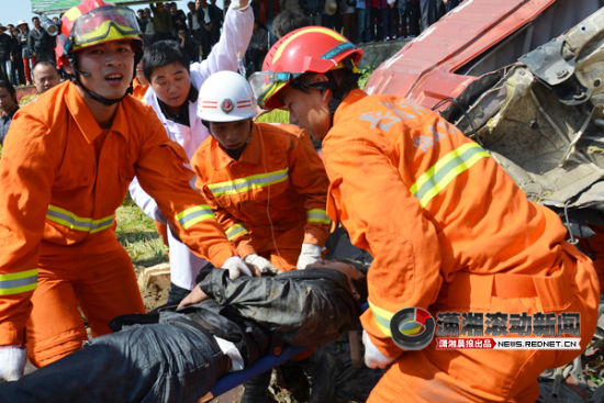 大货车岳阳侧翻稻田 司机腿部被50吨钢板压住