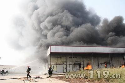 食品加工厂冷库起火爆炸 消防紧急扑救/图