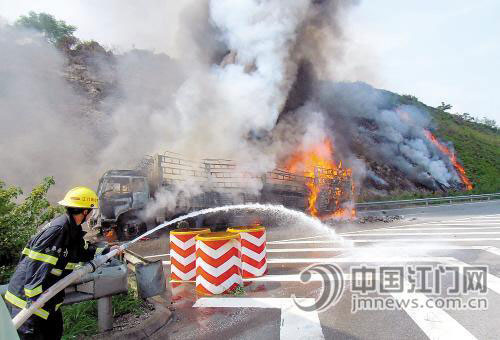 大货车高速公路上起火 消防紧急灭火/图