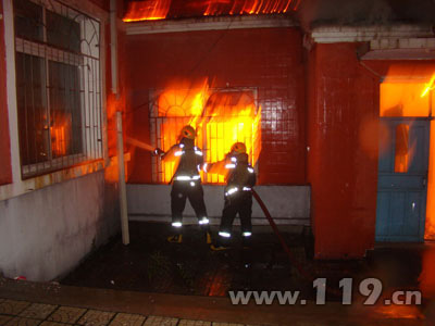 中学宿舍深夜起火 消防紧急灭火救援[图]