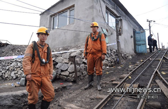 双鸭山煤矿两矿工讲述爬千米巷道逃生经历