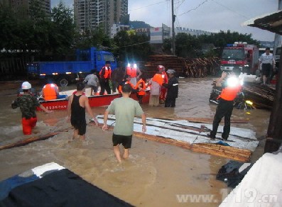 南方遭遇暴雨袭击 各地消防官兵急抢险