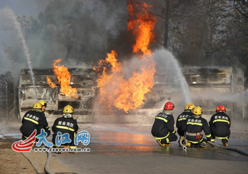 26吨油罐车侧翻爆炸 消防紧急灭火（图）