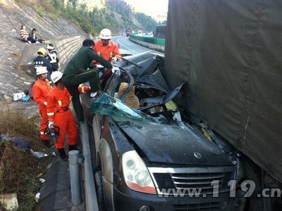 越野车钻入大货底 消防救出4名被困者[图]