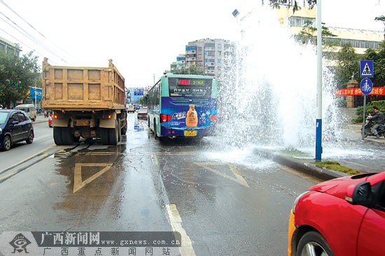 小轿车避让电动车引连串事故 刮蹭泥头车撞消防栓