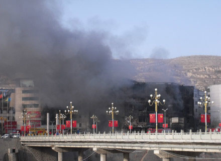 组图：直击陕西延川购物中心大火现场