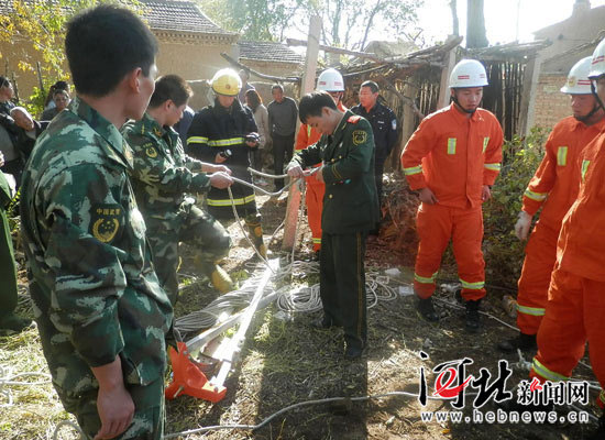 组图：涿鹿男子坠70米深井 消防生死营救