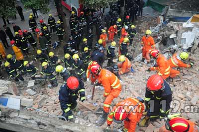 浙江一6层住宅楼倒塌 消防成功救出一女青年