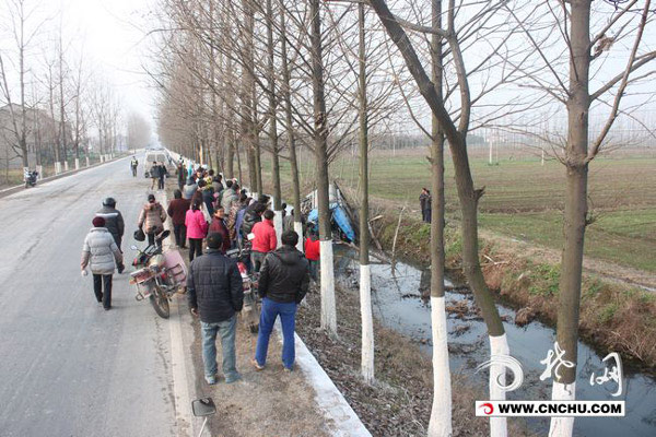 荆州槽罐车撞倒树冲进水沟 消防水中施救/图