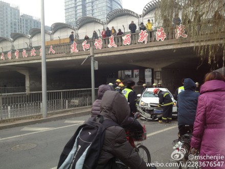 北京知春路上演惊魂一幕 雪佛兰飞车下桥