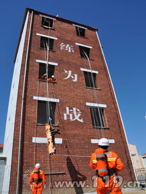 消防官兵实战必修课 救援操法演练精彩瞬间