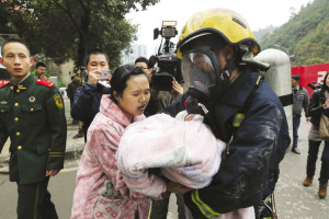 贵阳一商住楼百货起火 消防7小时斗火魔