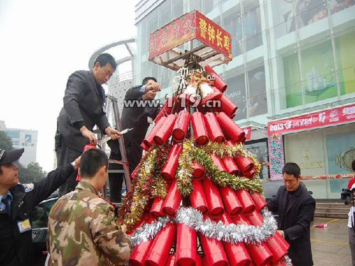 灭火器搭火红“圣诞树” 台州消防官兵很有才