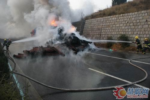 高速公路货车突起大火 盘县消防急救援