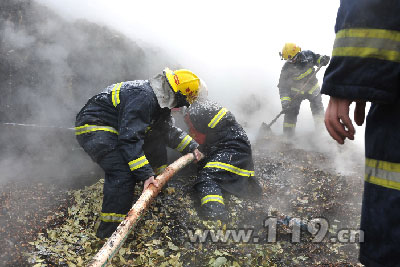 京港澳高速湘潭段6车连环撞伤9人 消防急救