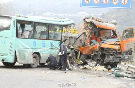 组图：直击四川仁寿车祸7死19伤现场