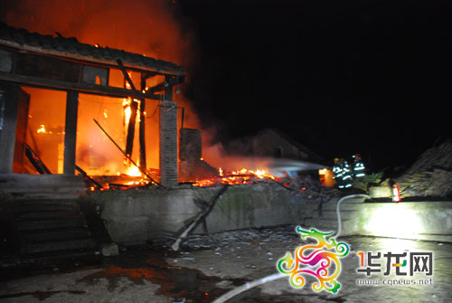 大火夜袭农家 消防手抬浮艇泵河塘取水灭火