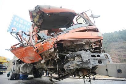 组图：直击四川仁寿车祸7死19伤现场