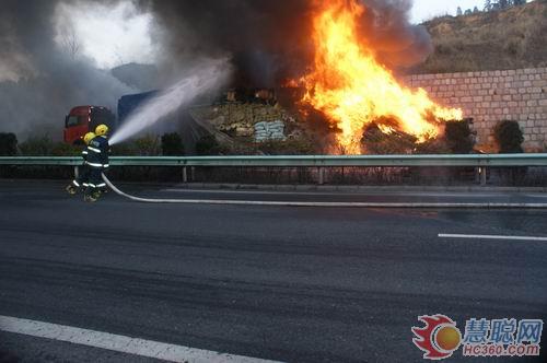 高速公路货车突起大火 盘县消防急救援