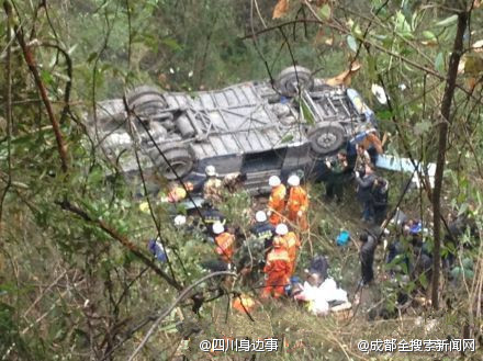 四川达州一载32人客车坠崖 致4死多伤