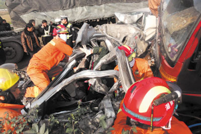 京港澳高速湘潭段10车连撞3人当场死亡/图