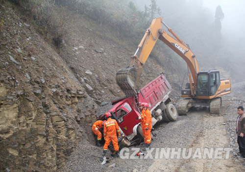 拉石货车撞上山壁1人被困 消防火速救援/图