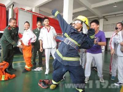 中山“最美女生”罗敏玲与同学进红门学消防